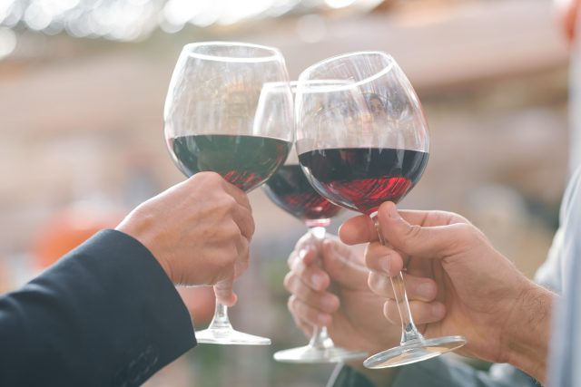 Přípitek se sklenkami vína | foto: Profimedia