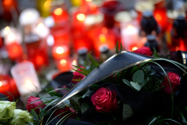 Okolí místa tragédie v roce 2015 zaplnily květiny a svíčky | foto:  Martin Sekanina / CNC / Profimedia