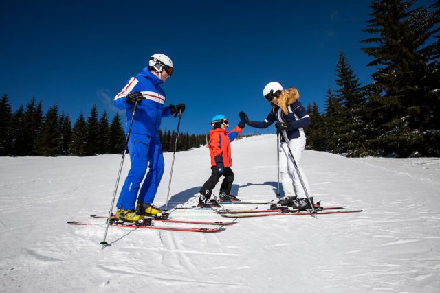 Lyžování je oblíbeným zimním sportem | foto: Skiareál Špindlerův Mlýn