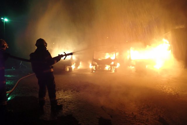 Požár několika vozidel v Lípě na Zlínsku | foto: HZS Zlínského kraje