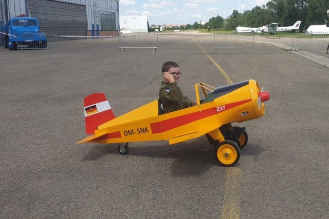 Zrestaurovaný letoun Z-37 Čmelák DM-SNK a pomocník Vojta v jeho šlapacím modelu,  Kunovice | foto: Veronika Žeravová,  Český rozhlas