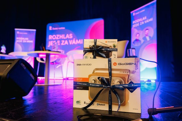 Dvě DAB rádia, jedno větší a jedno menší, jsou připravena pro naše soutěžící