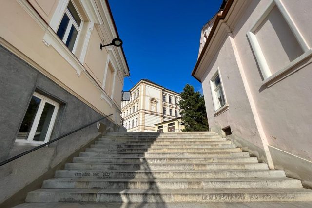 Uherský Brod,  velké schody od nádraží,  jména rodáků | foto: Petra Kopásková,  Český rozhlas
