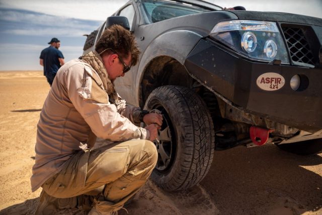 Expedice Z101,  servis auta George v poušti Sahara | foto: Expedice Z101  (bodhi.style s.r.o.)