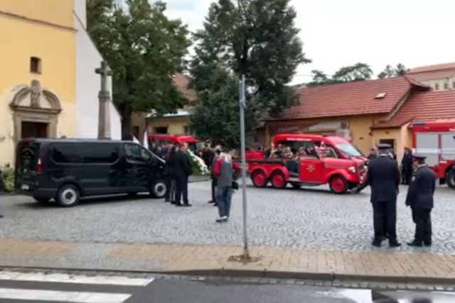 Koryčany - pohřeb jednoho z dobrovolných hasičů,  který zemřel při výbuchu domu 15.9.2021 | foto: Tomáš Fránek,  Český rozhlas