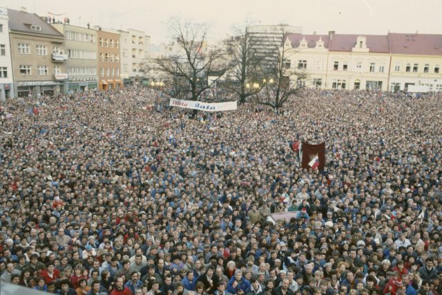 Dav na náměstí Míru ve Zlíně po revoluci | foto: ČTK