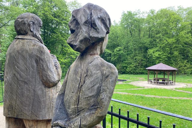Romantický příběh hraběte Kaunice a jeho ženy Josefíny tady připomínají dvě dřevěné postavy | foto: Karolína Wernerová,  Český rozhlas
