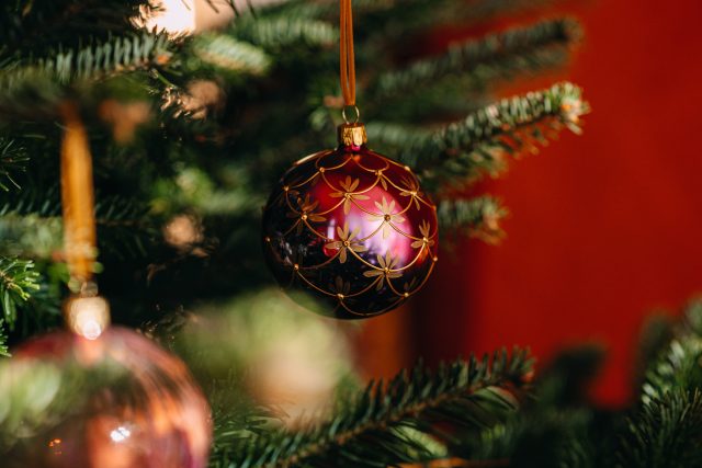 Červená a zlatá barva nechybí ani v secesní kolekci určené pro strom Evropského parlamentu | foto: Sklárna Koulier