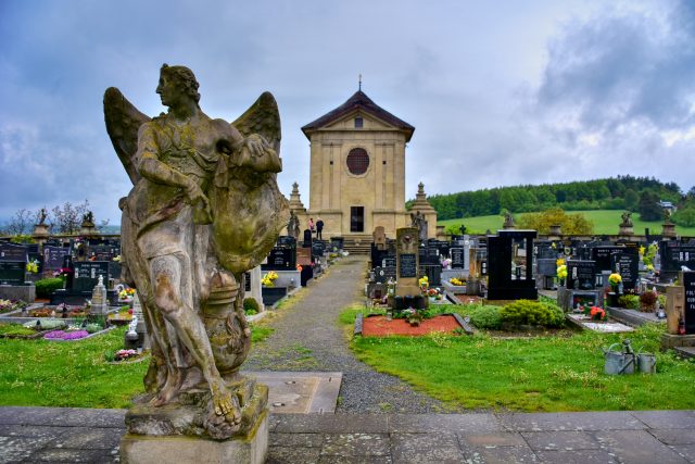 Střílky,  barokní hřbitov,  socha anděla | foto: Zdeněk Urbanovský,  Český rozhlas
