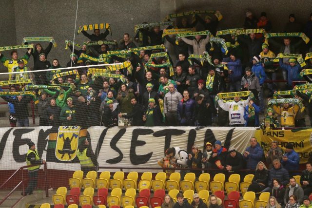Vsetínští fanoušci na zápase v Jihlavě | foto: Petr Lemberk,  MAFRA / Profimedia