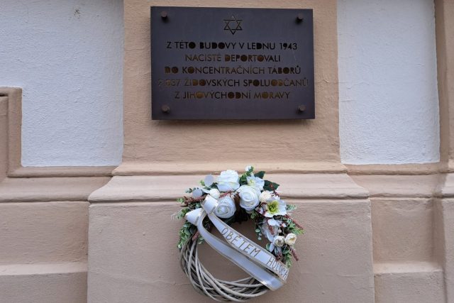 Uherský Brod,  deska na budově gymnázia,  připomínající oběti holokaustu | foto: Michal Sladký,  Český rozhlas