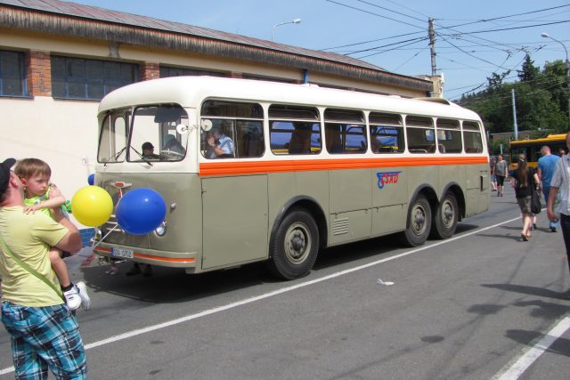 Lidé ve Zlíně mohli vidět historické trolejbusy i autobusy | foto:  Dopravní společnost Zlín - Otrokovice