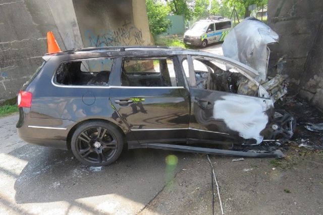Havarované auto,  odkud muž zachránil mladíka | foto: Policie ČR
