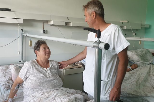 Primář zlínské ortopedie Pavel Pilař s pacientkou | foto: Veronika Žeravová,  Český rozhlas