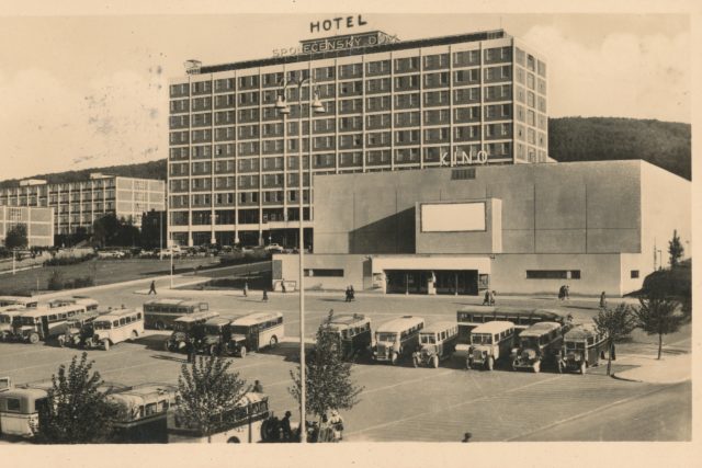 Společenský dům  (Hotel Moskva a Velké kino) před kterým je autobusové nádraží  (pohlednice z roku 1947) | foto: Profimedia