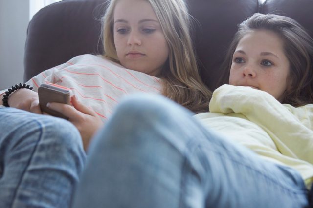 Děti a mládež by měla sledovat zprávy pro dospělé,  co nejméně | foto: Profimedia