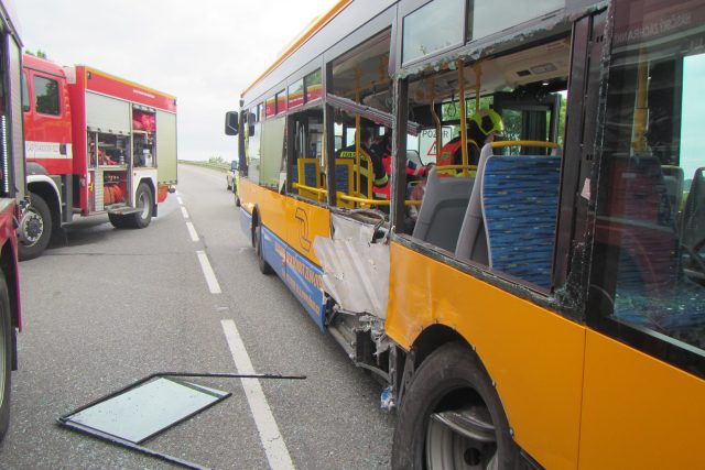 Nehoda autobusu s dodávkou u Tlumačova na Zlínsku | foto:  HZS Zlínského kraje