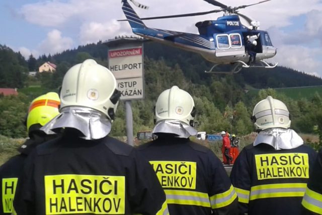 Hasiči nacvičují zásah s vrtulníkem | foto: Gabriela Hykl,  Český rozhlas