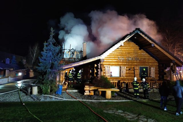 Požár hospody Na Srubu u sjezdovky v Osvětimanech. | foto: HZS Zlínského kraje