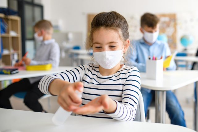 Školáci musí také používat roušky a dezinfekci | foto: Shutterstock