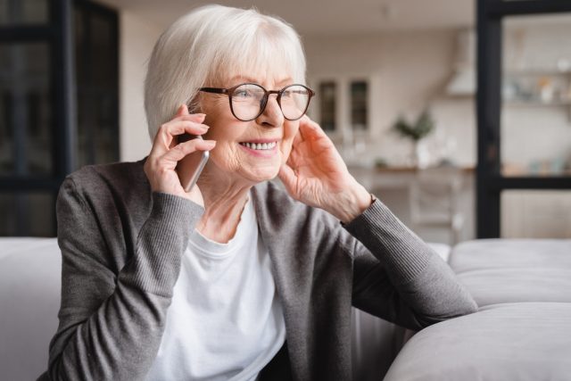 Seniorka telefonuje | foto: Shutterstock