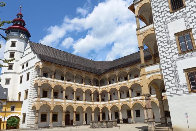 Zámek ve Velkých Losinách vystavěl z gotické tvrze Jan Starší ze Žerotína roku 1589. Dnes ho tvoří dvě odlišné části | foto: Aleš Spurný,  Český rozhlas