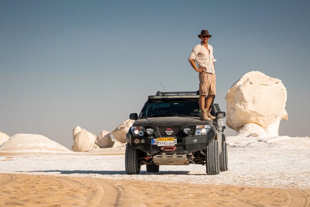 Expedice Z101,  Tomáš Vaňourek a speciál George,  v bílé poušti | foto: Expedice Z101  (bodhi.style s.r.o.)