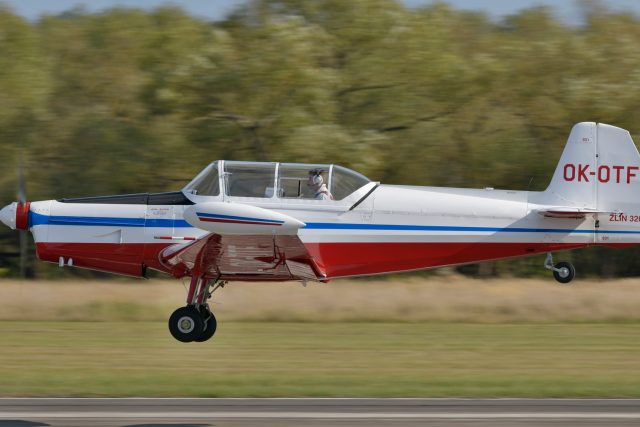 Dvoumístné cvičné letadlo Zlin Z-326MF Trener Master | foto: Martin Salajka,  ČTK