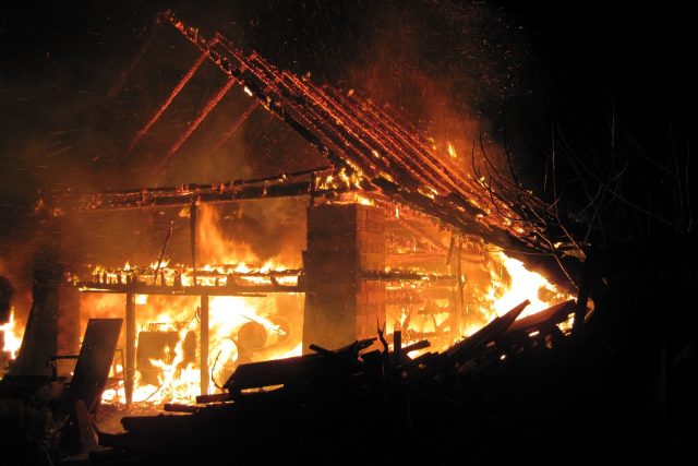 Hořící stodola v Polici | foto: Hasičský záchranný sbor Zlínského kraje