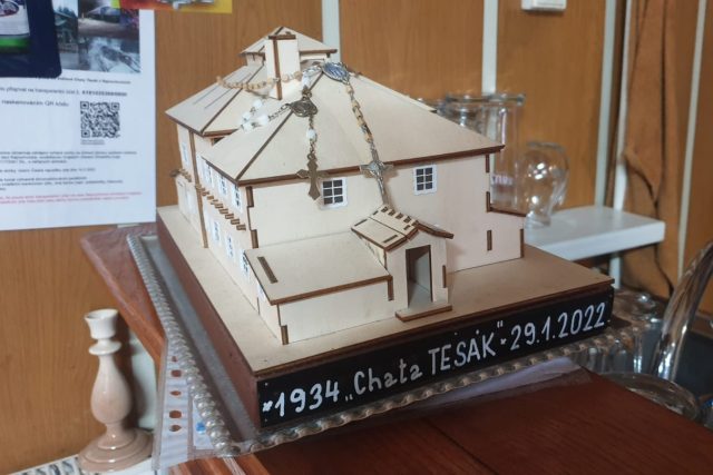 Tesák,  model původní chaty,  která 2022 vyhořela | foto: Veronika Žeravová,  Český rozhlas