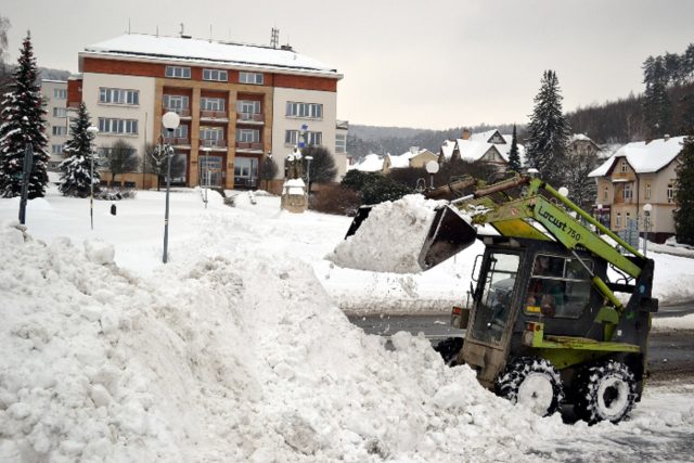 Úklid sněhu v Luhačovicích | foto: Luhačovice.cz