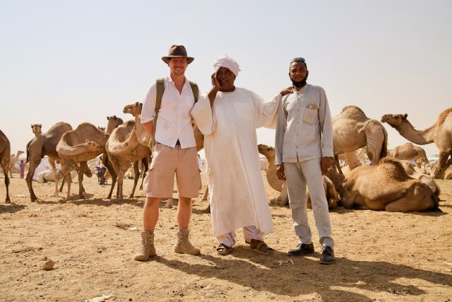 Tomáš Vaňourek s prodejci velbloudů,  Súdán,  velbloudí trh v Omdurmanu | foto: Expedice Z101  (bodhi.style s.r.o.)