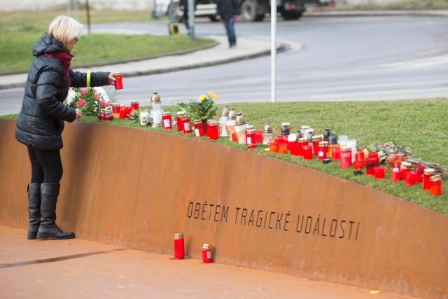 Památník obětem střelby v Uherském Brodě z roku 2015 | foto: Zdeněk Němec,  MAFRA / Profimedia