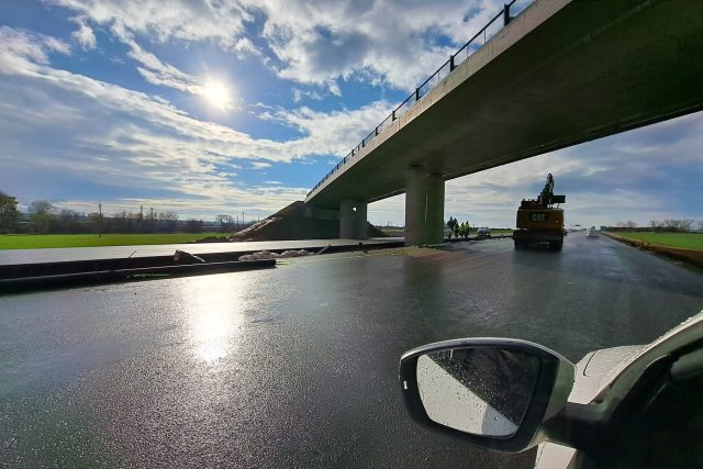 Dokončovací práce na dálnici D55 z Babic do Bzence | foto: Michal Sladký,  Český rozhlas