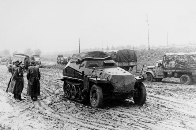 2. světová válka,  východní fronta,  německá vojenská vozidla na zásobovací silnici  (Rollbahn),  říjen/listopad 1943  (APC Sdkfz 250) | foto: ČTK