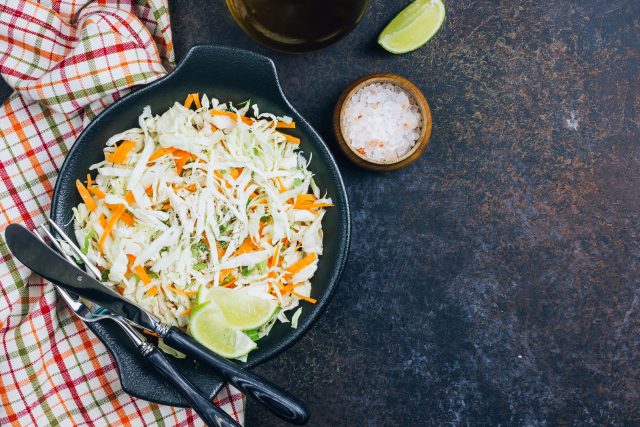 Hlavními ingrediencemi na salát Coleslaw je zelí a mrkev | foto: Profimedia