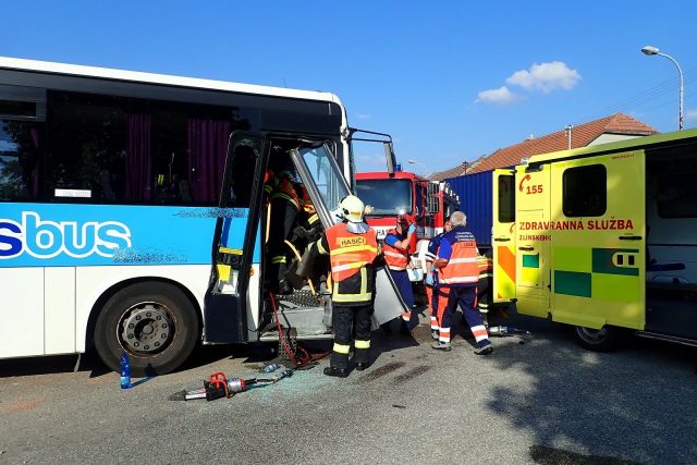Nehoda autobusu v Morkovicích-Slížanech | foto: HZS Zlínského kraje