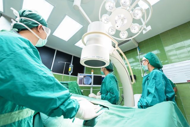 Nemocnice,  operace,  lékaři  (ilustrační fotografie) | foto:  sasint,  Pixabay