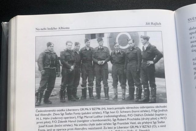 Československá osádka Liberatoru,  fotografie knihy Na nebi hrdého Albionu | foto: Růžena Vorlová,  Český rozhlas