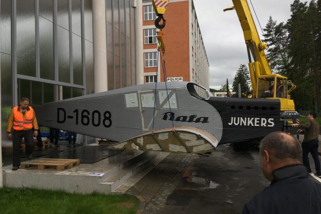 Instalace repliky letadla do památníku | foto: Lukáš Veselý