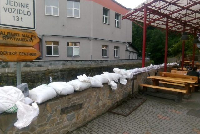 Rožnovský pivovar na břehu Bečvy je připraven na ochranu před vodou | foto: Facebook Pivovar Rožnov