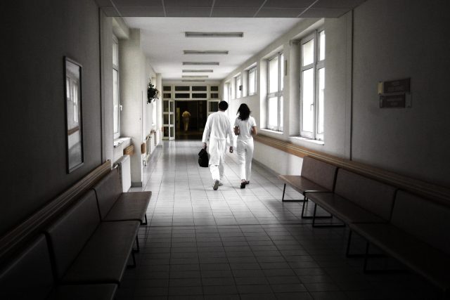 Nemocnice i ústavy sociální péče mají v době pandemie koronaviru nedostatek personálu | foto: Radek Kalhous,  MAFRA / Profimedia