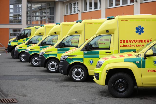 Nové vozy Zdravotnické záchranné služby Zlínského kraje: čtyři sanitky,  speciální vozidlo pro zvládnutí mimořádných událostí a automobil pro úsek krizové připravenosti  (2021) | foto:  Zlínský kraj,  Krajský úřad Zlínského kraje