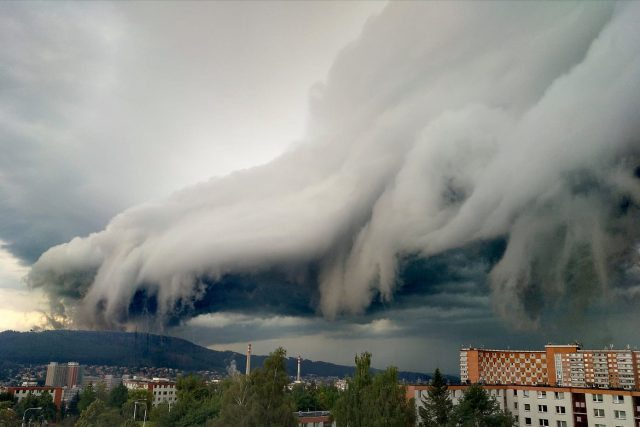 Sociální sítě v pondělí večer zaplnily fotografie mraku,  který se zformoval nad Zlínem. | foto: Jana Harníková Tomanová