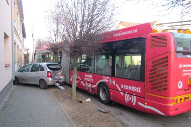 Nehod\a trolejbusu v Otrokovících | foto: HZS Zlínského kraje