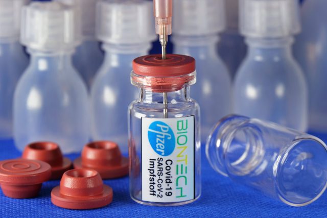 Vakcína od firmy Pfizer a BioNTech | foto: Reuters