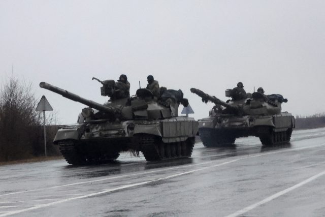 Ukrajinské tanky se přesouvají do města Mariupol poté,  co ruský prezident Vladimir Putin zahájil vojenskou operaci na Ukrajině | foto: Reuters