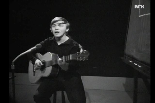 Básník a písničkář Karel Kryl na unikátním záznamu NRK,  veřejnoprávní televize Norska | foto: Norská veřejnoprávní televize
