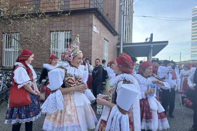 V krojích přijeli i lidé z obce Strání,  odkud Nuzík pochází | foto: Lenka Kratochvílová,  Český rozhlas