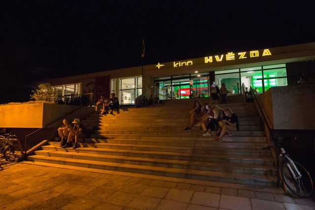 Lidé před festivalovým kinem Hvězda v Uherském Hradišti | foto: Helena Fikerová,  AČFK